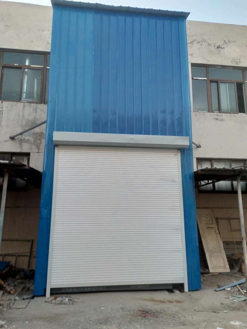 外帶卷簾門導(dǎo)軌式升降機(jī)廠家